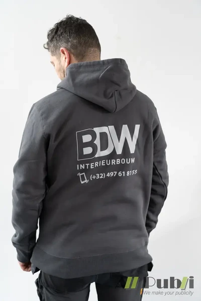 Grijze hoodie met grote witte BDW Interieurbouw-bedrukking op de rug
