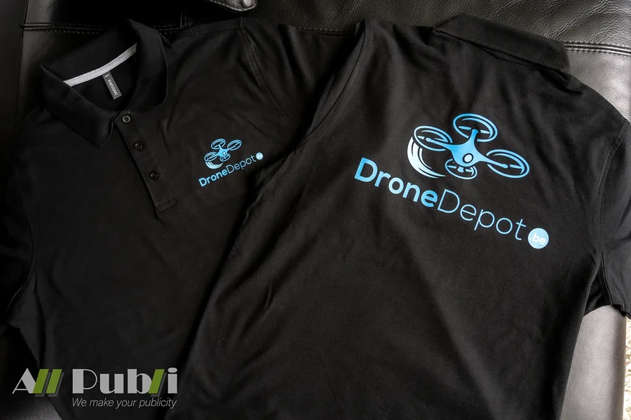 Zwarte polo’s met blauwe Drone Depot-logo’s op voor- en achterzijde