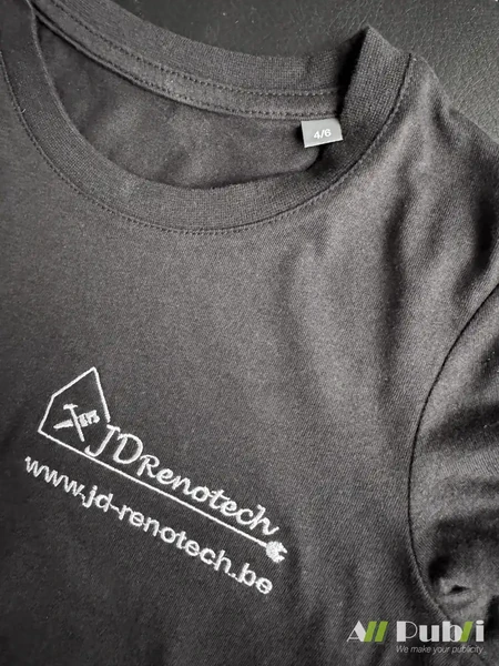 Detail van een donker T-shirt met wit JD Renotech-logo op de borst geborduurd