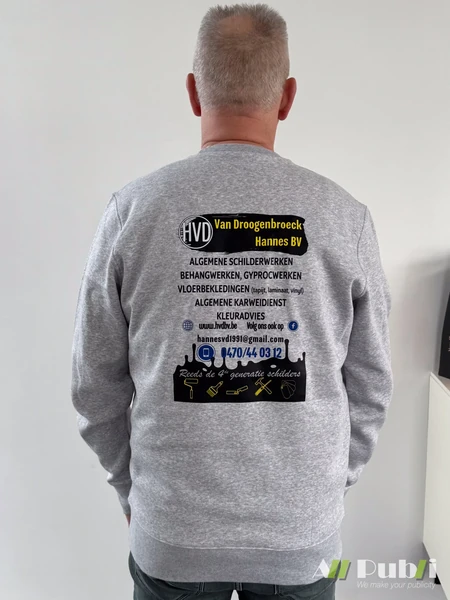 Achterzijde van een grijze sweater met zwart-gele HVD-bedrukking
