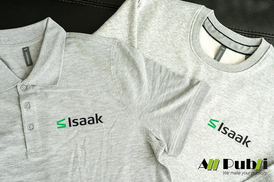 Grijze kleding met groen-zwart Saventis-logo en naam Isaak