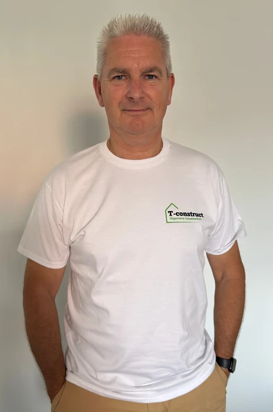 Wit T-shirt met klein T-Construct-logo op de borst
