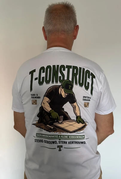 Wit T-shirt met grote T-Construct-rugbedrukking en illustratie