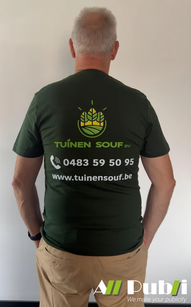 Groen T-shirt met logo en contactgegevens van Tuinen Souf op de rug.