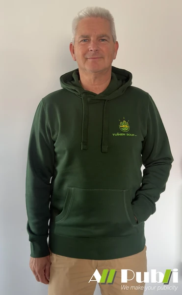 Groene hoodie met Tuinen Souf-logo op de borst