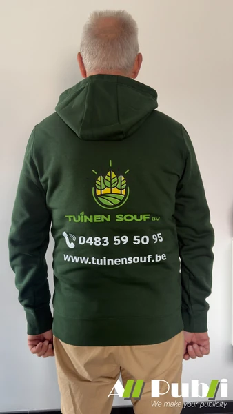 Groene hoodie met logo en contactgegevens van Tuinen Souf op de rug