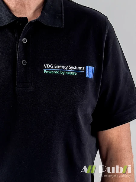 Donkere polo met VDG Energy Systems-logo op de borst geborduurd