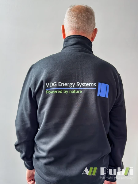 Donkere jas met VDG Energy Systems-logo en slogan op de rug