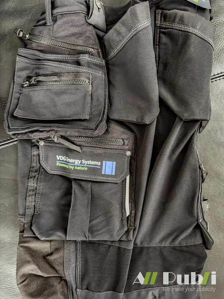 Grijze werkbroek met VDG Energy Systems-logo op de zijzak