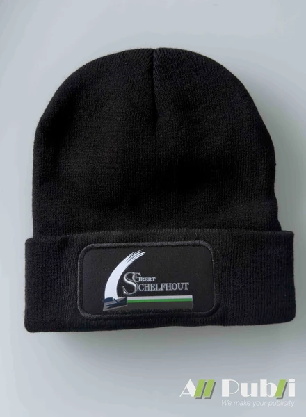 Zwarte gebreide muts met gepersonaliseerd logo op de omslag
