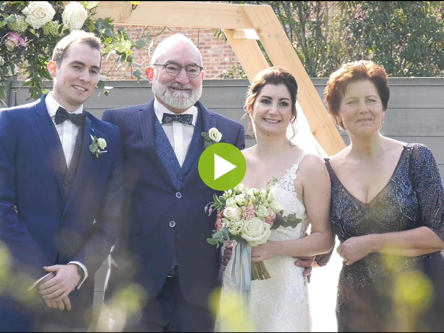 Professionele huwelijksvideo met bruidspaar en familie gefilmd door All Publi
