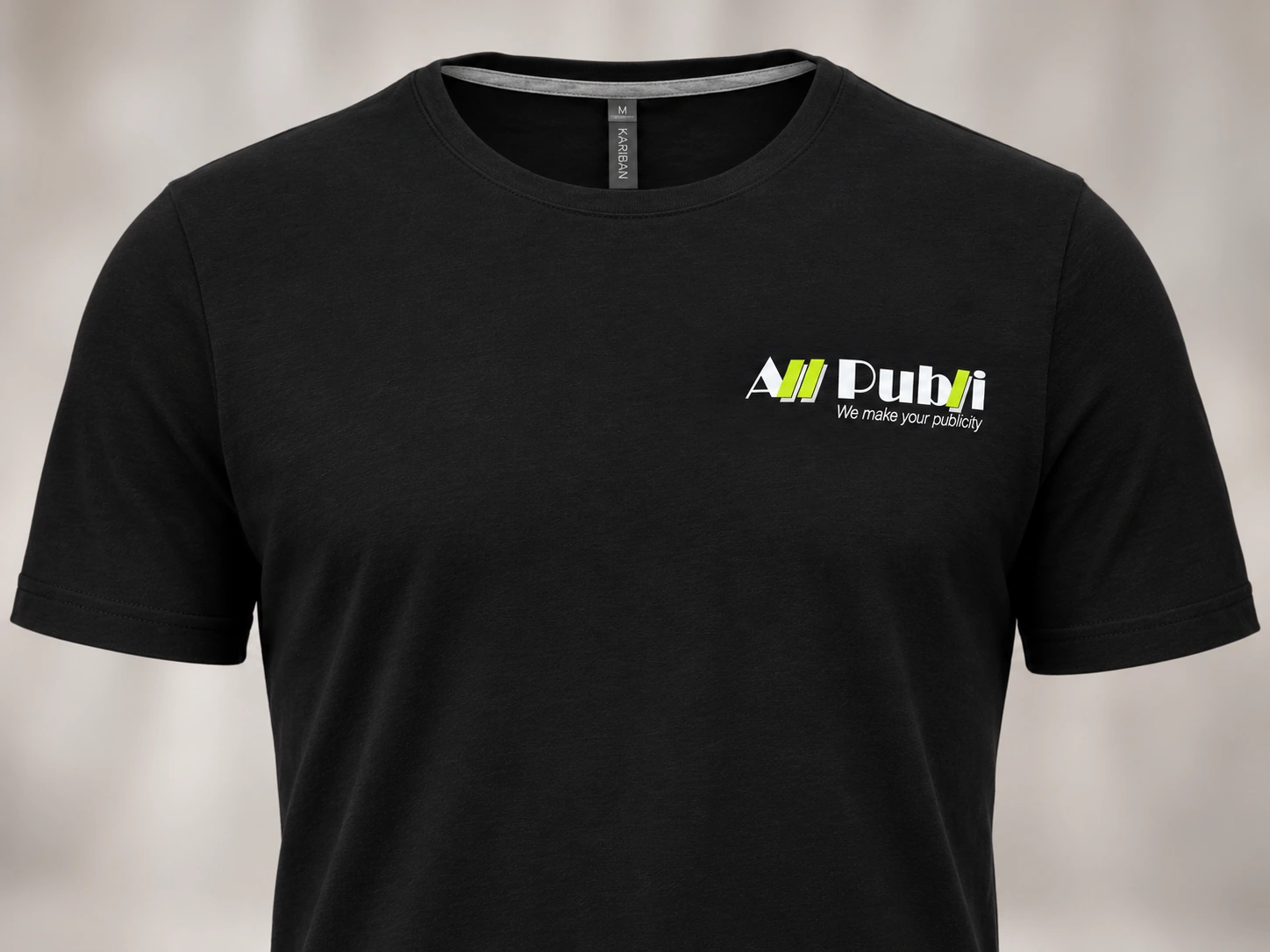 Zwart Kariban K356 T-shirt met ronde hals, korte mouwen en All Publi-logo op de borst.