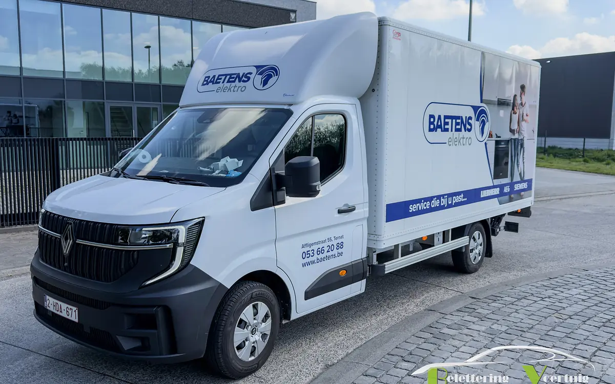 Compilatie van een volledig beletterde vrachtwagen voor Baetens Elektro. De cabine, laadbak en achterzijde werden voorzien van bedrijfsgegevens, logo’s, merkvermeldingen en een opvallende fotoprint. Ontwerp en voertuigbelettering op maat door All Publi in Affligem.