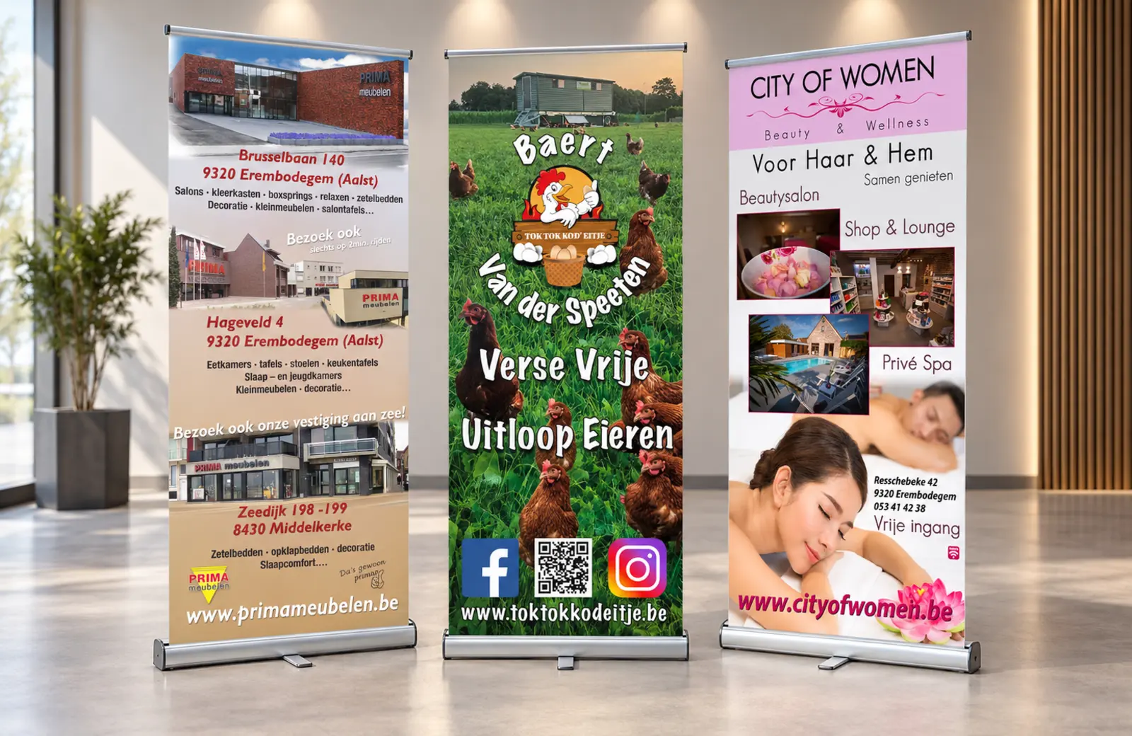 Drie professioneel bedrukte roll-upbanners in een moderne presentatieruimte
