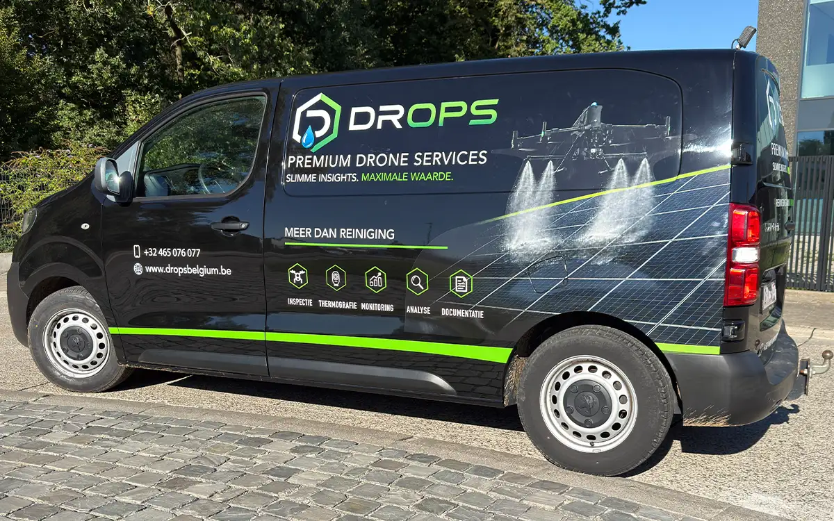 Compilatie van een volledig beletterde Volkswagen Caddy voor Secure Electronics. Het voertuig werd voorzien van het bedrijfslogo, de vermelding AI Cameras & Access Control en een opvallende wrap met een grote cameralens. Een herkenbare mobiele reclame gerealiseerd door All Publi in Affligem.