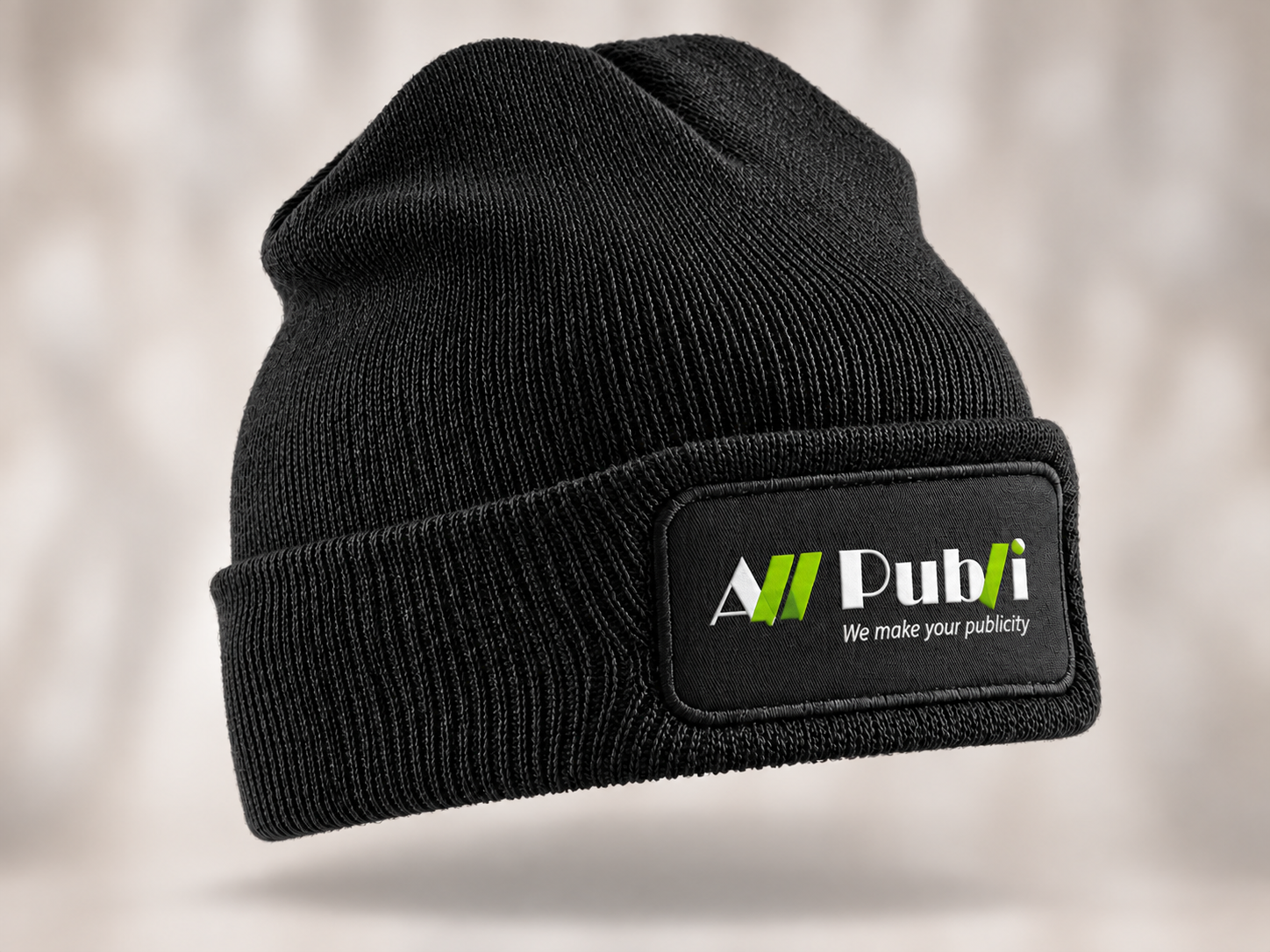 Zwarte muts bedrukt met All Publi logo als voorbeeld van gepersonaliseerd textiel